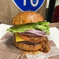 料理メニュー写真&nbsp;《新メニュー!!》食べるラー油の旨ザク PITBULL BURGER