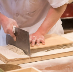 素材を活かした自家製麺の手打ちそばを楽しめるの写真