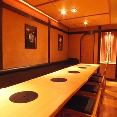 【テーブル席：9～12名様】落ち着きのある内装が印象的な、大人数でのお集まりにおすすめのお席。広々としたテーブルと座り心地の良いソファー席で、熟成肉をはじめとした自慢の料理を囲み、大切な方との絆を深める親睦の場としてご活用ください。皆さまのお越しをお待ちしております。