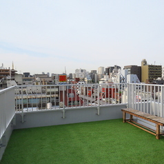 屋上のテーブル席は6名掛けで、夜景を眺めながら特別な時間を楽しむのにぴったり。デートや友人との集まりに最適な場所です。