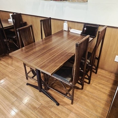 当店の4名様向けテーブル席は、落ち着いてお食事を楽しみたい方におすすめ。ゆとりのある空間で、本格ペルー料理やお酒を囲みながらゆっくりとお過ごしいただけます。ご友人とのお食事や女子会、ご家族でのお集まりなど幅広いシーンでご利用ください。