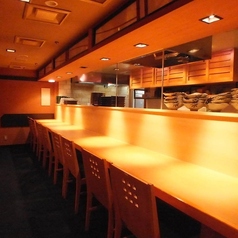 【カウンター席：1名様～】調理の活気を肌で感じられる特等席をご用意しました。柔らかな灯りに照らされたカウンターは、お一人で贅沢に過ごす夜や、大切な方との語らいの場に最適です。厳選された日本酒とともに、目の前で調理される逸品を、心ゆくまでご堪能ください。