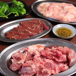 レバーや牛ハラミに加え、当店自慢のホルモンなどの定番が揃った飲み放題付きコースをお見逃しなく◎