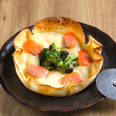 【シカゴピザ】スモークサーモンとブロッコリーのクリームソース