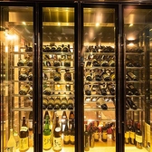 ワインセラーも完備。お手頃なものから高級なものまで、お肉によく合うワインを多数取り揃えております。