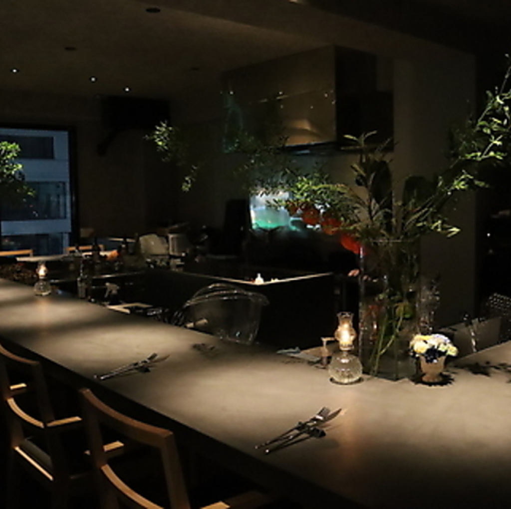 【洗練されたおしゃれな店内】女子会や接待、記念日のお祝いなど特別な日のお食事にもおすすめです。