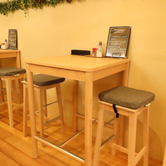 【テーブル席：2名席×2卓】