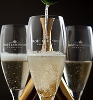 洗練された店内でソムリエの選ぶワインをご堪能下さい