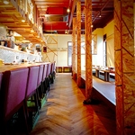 壁、仕切り、個室空間はありません。騒がしすぎない程度で楽しんで♪