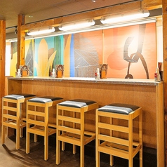 カウンター席は照明・内装とハイテーブルでレトロ×モダンを体感できるお席♪座り心地も良く雰囲気も○！おばんざい酒場の目玉のお席をぜひ一度ご利用ください！