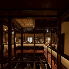 2Fには4名様用のテーブルを3つご用意。他のテーブルをつなげて貸切にもご利用いただけます。ぜひ当店をご予約下さい。築140年の酒蔵併設の元酒屋の料理はきっとご満足いただけます!