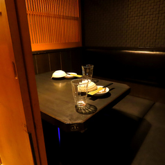 個室ならではの親密度アップ！二人だけの空間でごゆっくりとお食事やお酒をお楽しみながら特別な時間をお過ごしいただけます。デートにはもちろん親しい友人・知人との食事にもお席にもピッタリです。ソファー席なのでゆったりおくつろぎいただけます。