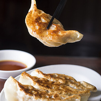 香ばしさと旨味を引き出す鉄鍋棒餃子の魅力満載