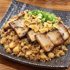 炙りチャーシューのホルモン焼き飯