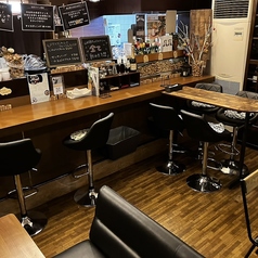 【カウンター席 1～2名様】こちらのカウンター席は、お一人様でのご利用や少人数で気軽にお食事を楽しみたい方に最適なスペースとなっております。落ち着いた雰囲気の中でリラックスしながらお食事をお楽しみいただけます。ぜひ気軽にご来店いただき、素敵なひとときをお過ごしください。