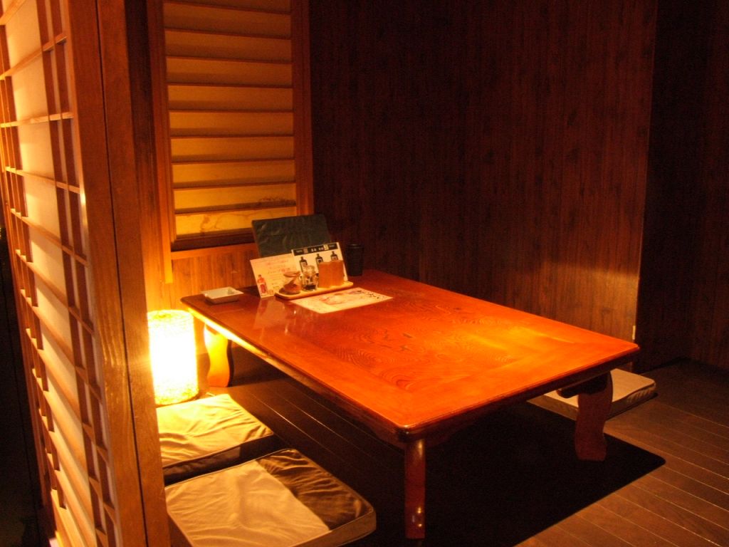 薄暗い照明がより居心地の良い空間にしてくれる…24:00まで営業なのでゆっくりお寛ぎ下さい