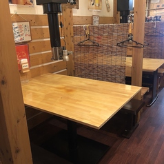 当店のテーブル席は仕切りがある半個室なので周りを気にせずプライベートな空間でお食事をお愉しみ頂けます。