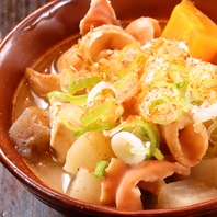 柔らかく煮込んだもつと野菜の旨味が染みる郷土料理