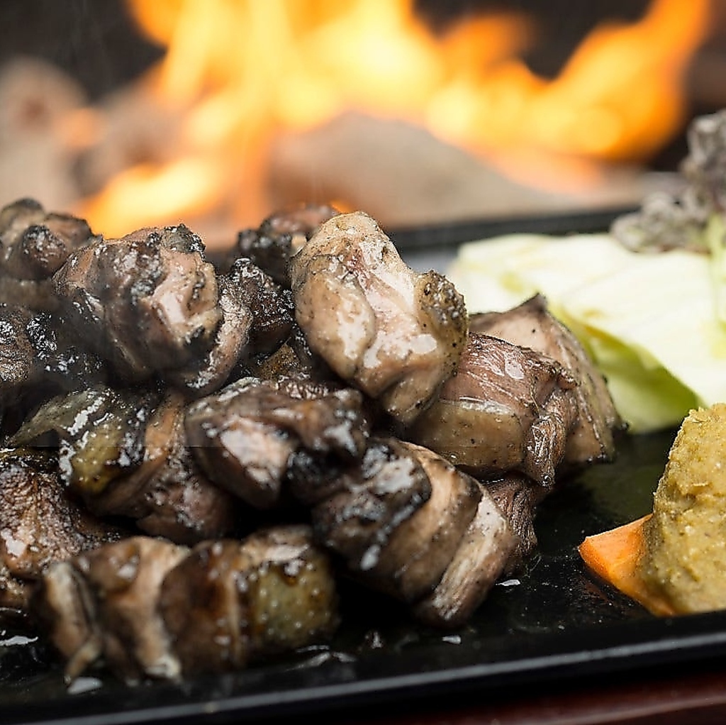 自慢のさつま地鶏を豪快な炭火焼きで。一気に焼き上げることで凝縮された味わいをご堪能いただけます
