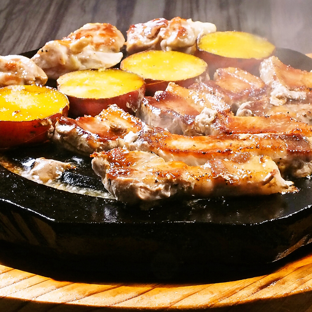 【溶岩焼きしゃぶ】溶岩のように熱したプレートにマロン豚等具材を載せ焼く、視覚的に楽しめる料理★