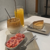 落ち着いた雰囲気で楽しむスイーツやドリンクの数々♪