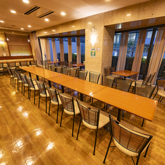 真ん中のテーブルに大皿を並べたビュッフェ形式も！