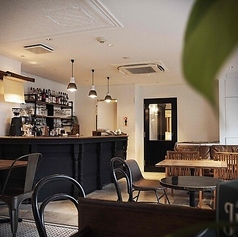 店内の雰囲気に調和する、スタイリッシュで落ち着いたテーブル席です。 丸テーブルや木製のテーブルなど、用途に合わせてお選びいただける多様な席をご用意しております。※詳細は店舗へご連絡ください