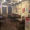 黒電話やポスターに囲まれた、どこか懐かしいテーブル席。1階での宴会後の2次会や、深夜の女子会の締めくくりに、ワイワイ深夜も楽しめる空間です。