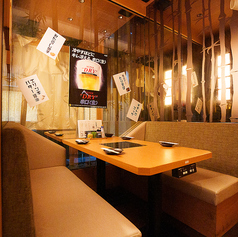 郡山駅2分、和の趣き溢れる店内は大人の為の落ち着いた雰囲気となっております。2名様90名様までご利用可能な個室席は郡山駅での接待や女子会、合コンなど各種宴会に最適なプライベート個室空間♪お得な宴会コースプランも2480円~ご用意。誕生日や記念日にお得なサプライズ特典もご用意しております。創作和食居酒屋