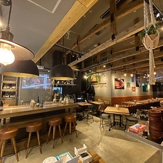 【カウンター席　全10席】お一人様からお気軽にご利用いただけるカウンター席も完備！ちょっとしたランチやディナーでのお食事や、カフェで一息つきたい時にオススメのお席です。