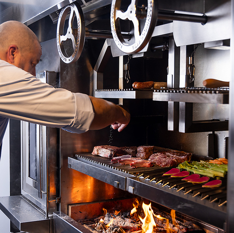 薪の熾火でじっくり火入れした厳選されたステーキなどを贅沢なコースで