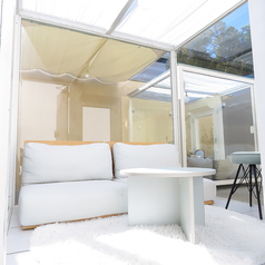 モダンなガラス張りのテラス席は、開放感あふれる特別な空間。温かい日差しを浴びながら、街並みを眺めてゆったりとお食事を楽しめます。友人とのカフェ利用や、ペットとの休憩にも最適です◎