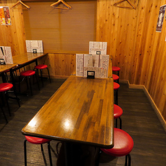 テーブルを囲み会話に花を咲かせながらお食事が楽しめるテーブル席。ご家族・ご友人とのお食事やもちろん、女子会や飲み会などでのご利用にもおすすめのお席です◎当店自慢のやきとんと共に、ゆっくりとお食事時間をお楽しみください。