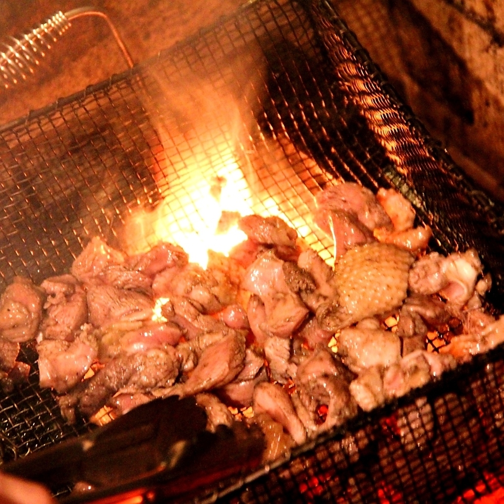 炭火で「地頭鶏のゴロゴロ焼き」を調理している様子。その他にも様々なお料理を提供しております♪