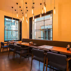 ２名席を４席完備したソファー席は、４名でのご利用も可能です◎