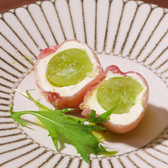 季節のフルーツとクリームチーズの生ハム巻き