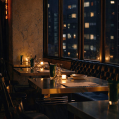 梅田の夜景を堪能できる窓際のお席です!(梅田/イタリアン/ダイニングバー/デート/夜景/記念日/誕生日/サプライズ/東通り/中崎町/大阪駅/梅田駅/バースデープレート/梅田駅ディナー)