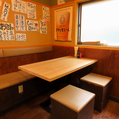 グループでのお食事や女子会にも最適な5名様のテーブル席◎落ち着いた雰囲気の中で、ごゆっくりお料理をお楽しみください♪コース料理も各種ご用意しております。