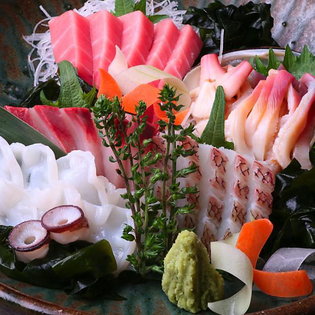 新鮮なお刺身をご賞味ください。日本酒との相性も抜群です。