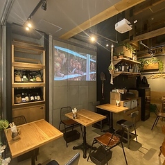 【ハイテーブル席】お洒落にお食事を楽しめるハイテーブル席で憩いのひと時を♪居心地も抜群で、デートや女子会にもピッタリ◎ごゆっくり当店でのひと時をお過ごしください。