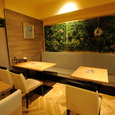 店内で快適なインターネット環境をご利用いただけるよう、無料Wi-Fiを完備しております。お食事中や休憩時間にも、スマートフォンやタブレットを気にせずご利用いただけます。ビジネス利用や情報収集にも便利ですので、ご自由にご活用ください。