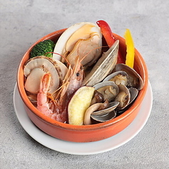 魚介類と野菜の熱々アヒージョ