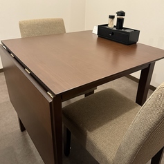 2階席です。2名様で利用できるテーブル席を3席ご用意してます。※2階席はコース予約のみお客様のみのご案内となります。