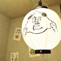 オリジナル提灯で温かみのある空間です♪