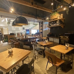 【テーブル席】テーブル席は全30席をご用意しておりますので、少人数から大人数でのご来店も大歓迎！ナチュラルテイストで温かな雰囲気が幅広いシーンに◎