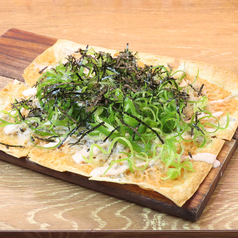 新感覚の薄焼きピザ！？フランス発祥のタルトフランベの写真