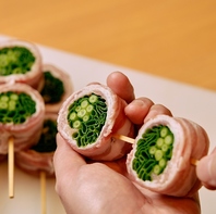 丁寧な手仕事が光る野菜巻串の技