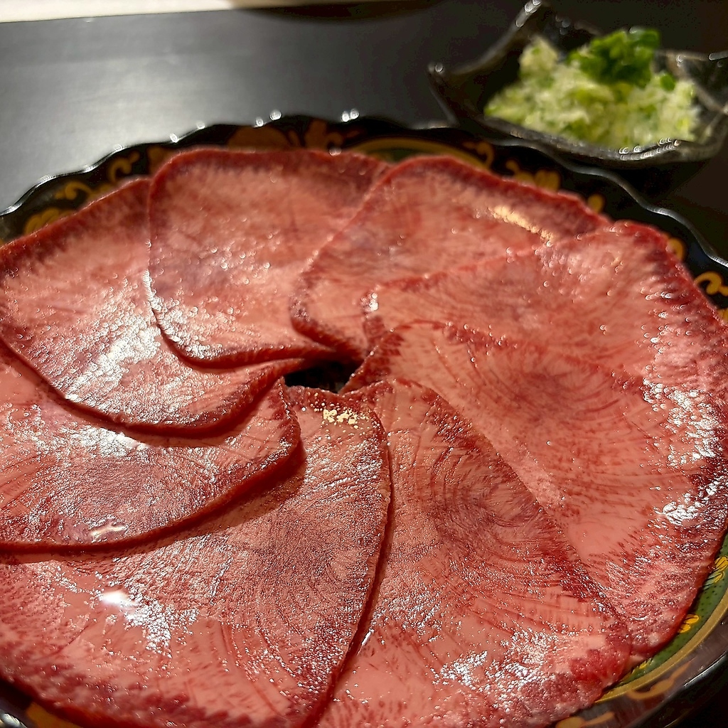 【当店名物】絶品上ネギタン1400円(税込)ネギを載せたまま焼いて熱々ジューシーな逸品を召し上がれ♪