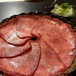【当店名物】絶品上ネギタン1400円(税込)ネギを載せたまま焼いて熱々ジューシーな逸品を召し上がれ♪