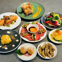 ふらっと一杯からしっかりした食事まで。ジャンルレスの料理は、刺身や小皿おつまみ、炭焼き肉にパスタまでの写真